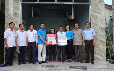 Lãnh đạo LĐLĐ Phú Yên, đơn vị hỗ trợ và công đoàn các cấp trao quyết định nghiệm thu, bàn giao nhà cho đoàn viên Bùi Minh Hùng. Ảnh: M.Tuấn