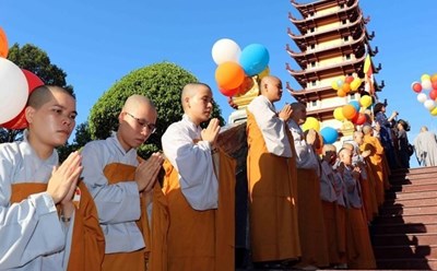 Các ni sư tham dự Đại lễ Phật đản. Ảnh: Ngọc Vân
