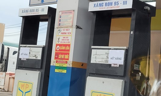 Một cây xăng ở TP Tân An (tỉnh Long An) thông báo hết xăng nên tạm dừng bán (ảnh chụp ngày 6.10). Ảnh: An Long
