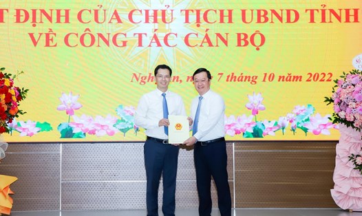 Chủ tịch UBND tỉnh Nghệ An Nguyễn Đức Trung trao Quyết định tiếp nhận, bổ nhiệm Giám đốc Sở Tài chính cho ông Trịnh Thanh Hải. Ảnh: Phạm Bằng/BNA