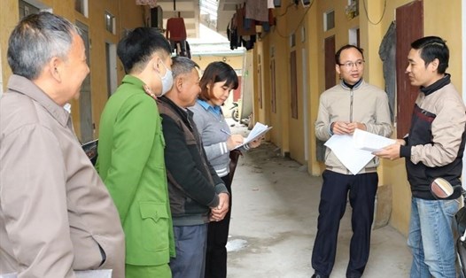 Cán bộ Công đoàn và chính quyền địa phương gặp gỡ, vận động các chủ nhà trọ trên địa bàn tỉnh Ninh Bình giảm tiền điện và tiền thuê nhà cho công nhân lao động. Ảnh: NT