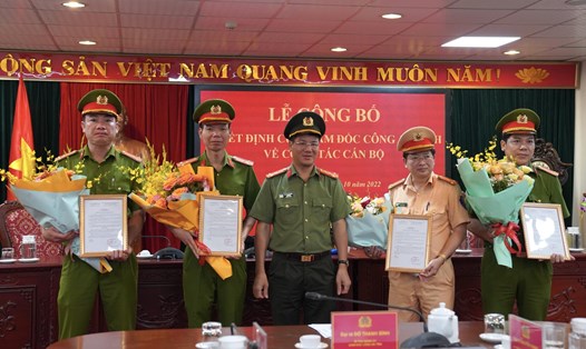 Đại tá Đỗ Thanh Bình - Giám đốc Công an tỉnh trao Quyết định điều động cho các Trưởng, Phó phòng. Ảnh: Công an Hòa Bình.