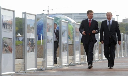 Ông Vladimir Putin và CEO Gazprom khi dự khai trương đường ống dẫn khí đốt Sakhalin-Khabarovsk-Vladivostok ở thành phố Vladivostok, Viễn Đông của Nga năm 2011. Ảnh: AFP
