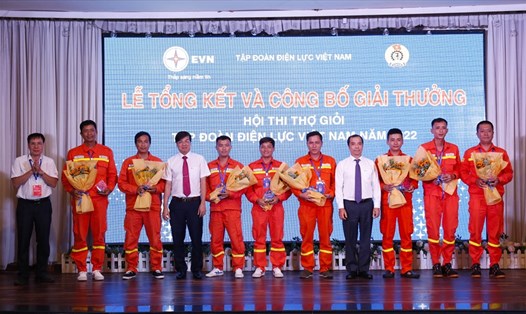 Lãnh đạo Tập đoàn EVN và Công đoàn Điện lực Việt Nam trao thưởng cho các thí sinh đạt giải tại hội thi. Ảnh: Đắc Cường