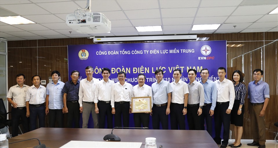 Lãnh đạo Công đoàn ĐLVN trao Bằng khen của Công đoàn ĐLVN cho tập thể PC Khánh Hòa. Ảnh: Hà Anh