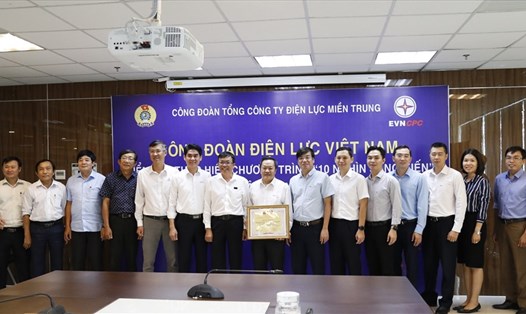 Lãnh đạo Công đoàn ĐLVN trao Bằng khen của Công đoàn ĐLVN cho tập thể PC Khánh Hòa. Ảnh: Hà Anh