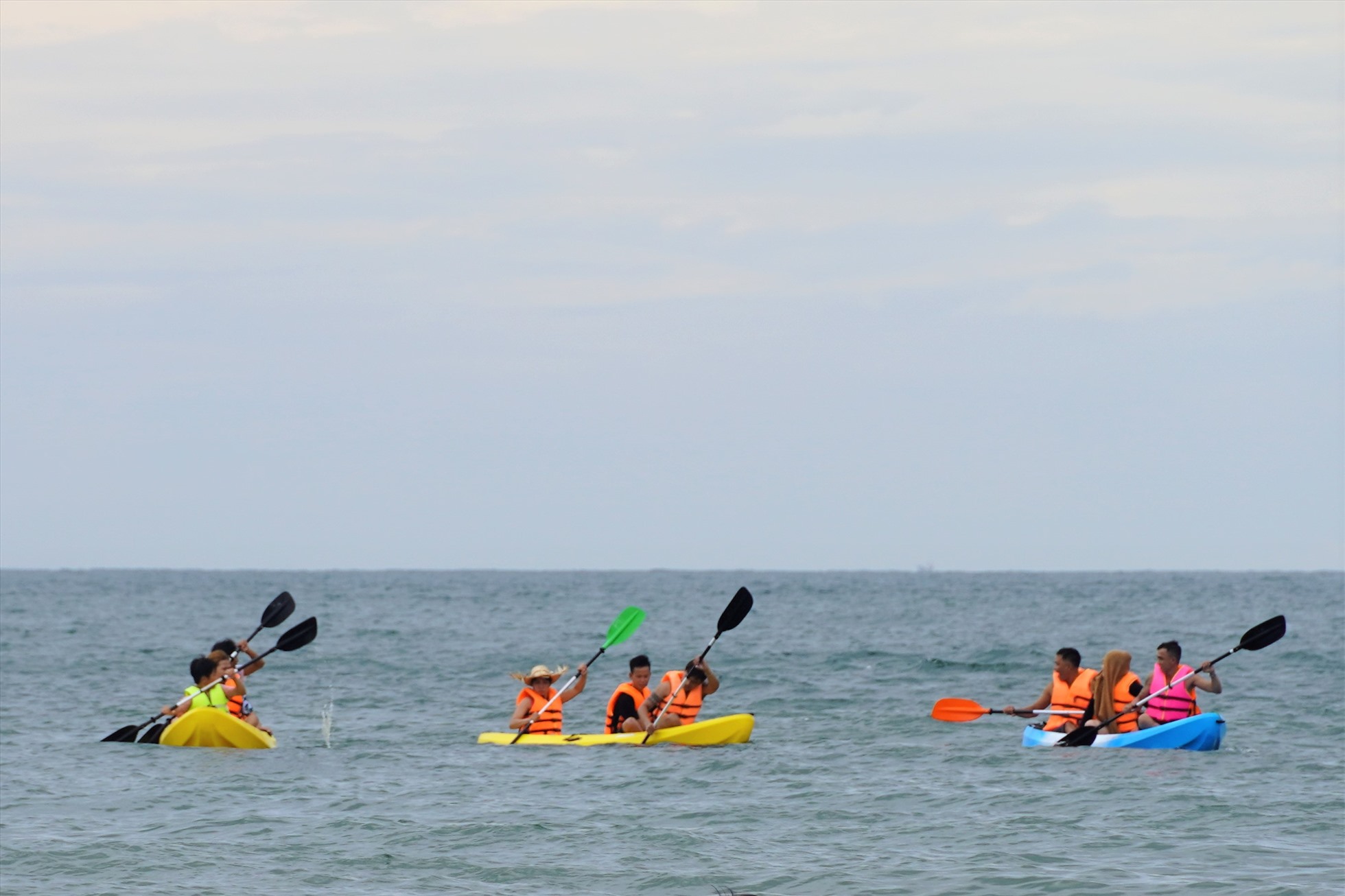 Du khách trải nghiệp chèo sup trên biển Vũng Tàu. Ảnh: T.A