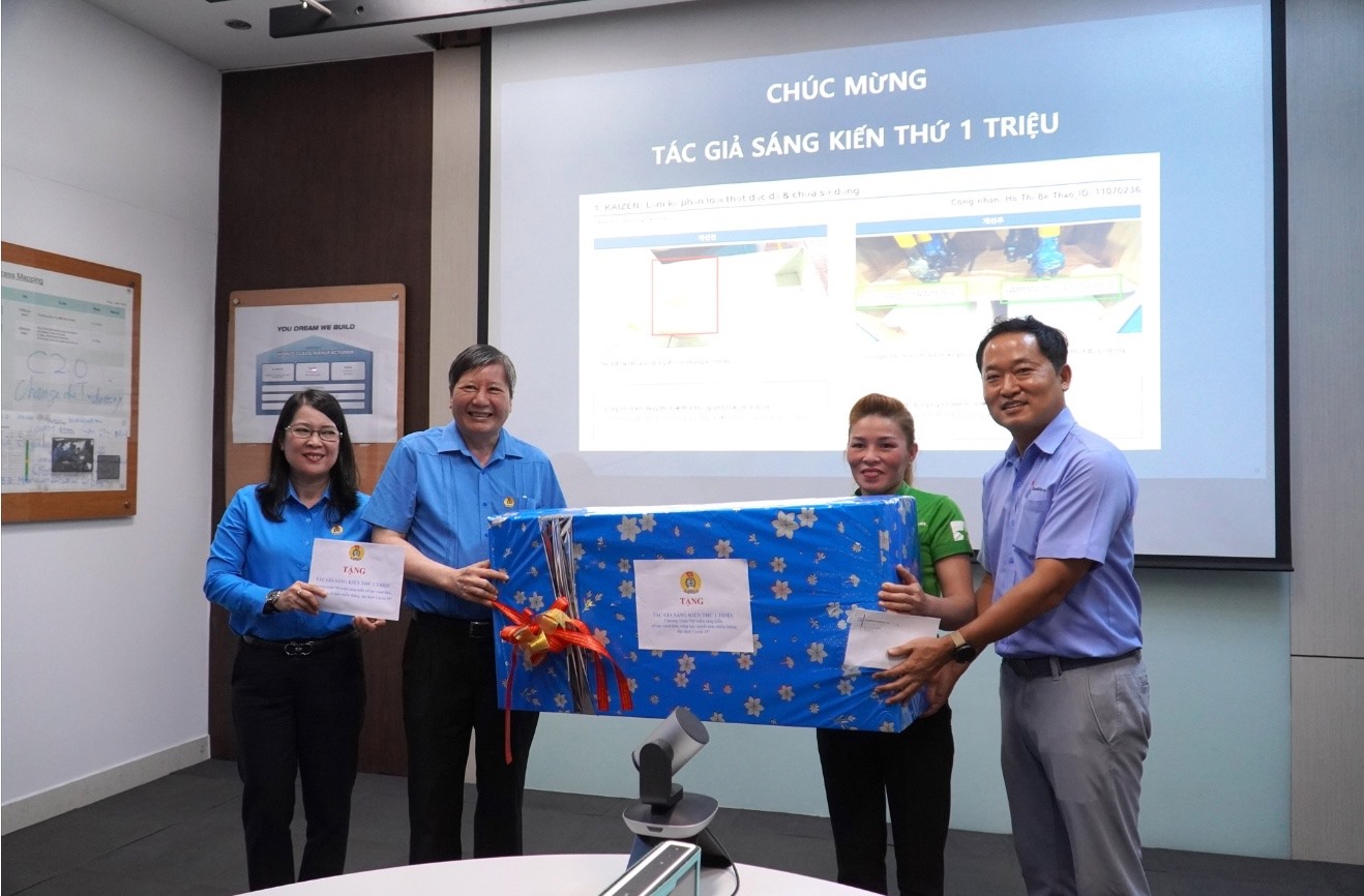 Phó Chủ tịch Thường trực Tổng LĐLĐVN Trần Thanh Hải và đại diện lãnh đạo Công ty TNHH Changshin Việt Nam chúc mừng đoàn viên Hồ Thị Bé Thảo đạt mốc thứ 1 triệu sáng kiến. Ảnh: Hà Anh Chiến