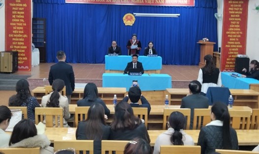 Hơn 100 công nhân lao động TP.Đà Lạt tỉnh Lâm Đồng tham dự phiên tòa giả định xét xử công khai vụ án tranh chấp lao động. Ảnh ĐỨC THIỆM