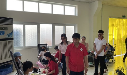 Chương trình Ngày hội hiến máu nhân đạo thu hút sự tham gia của công nhân lao động các khu công nghiệp tỉnh Hà Nam. Ảnh: CĐT