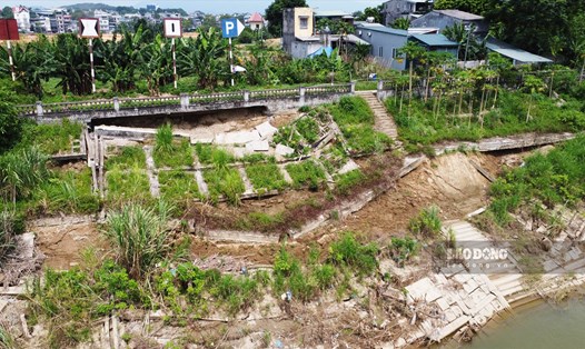Khoảng 400m bờ kè sông Lô qua khu vực Bến Đất , tổ 2 (phường Hưng Thành, TP. Tuyên Quang) bị sạt lở nghiêm trọng.