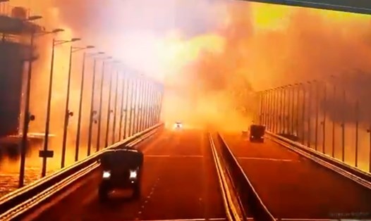 Khoảnh khắc vụ nổ cầu nối liền Crimea và Nga. Ảnh chụp màn hình