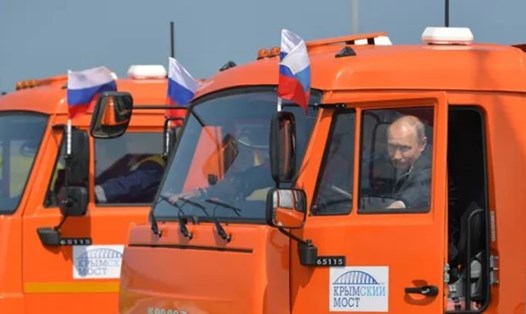 Tổng thống Nga Putin lái xe khai trương cầu Crimea năm 2018. Ảnh: Kremlin
