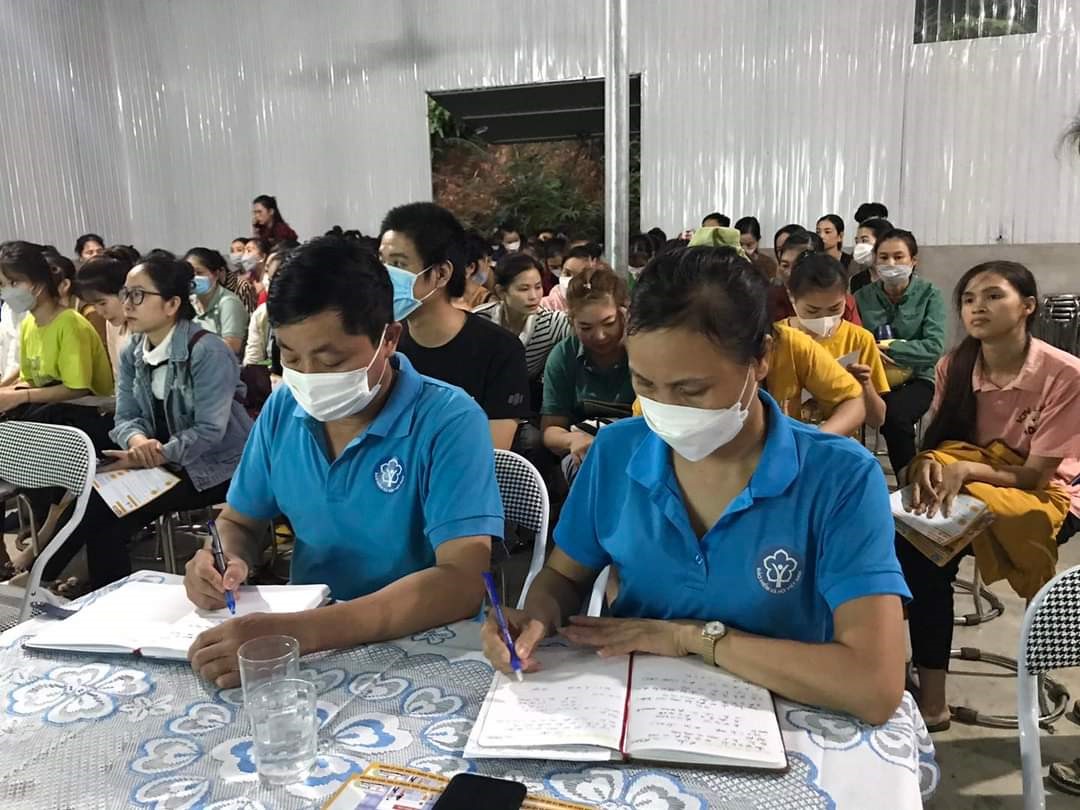 Phổ biến chính sách bảo hiểm cho công nhân, người lao động. Ảnh: CĐTQ