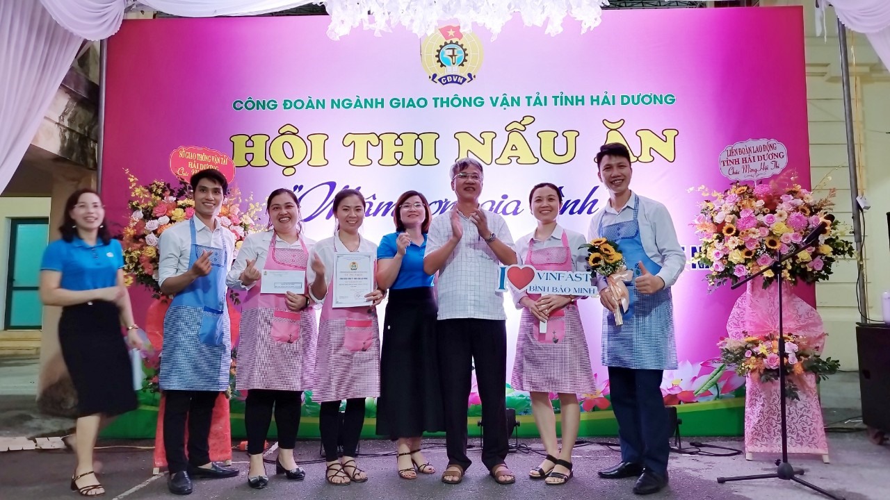 Ban tổ chức trao giải xuất sắc cho Công ty TNHH Bình Bảo Minh. Ảnh: Diệu Thúy