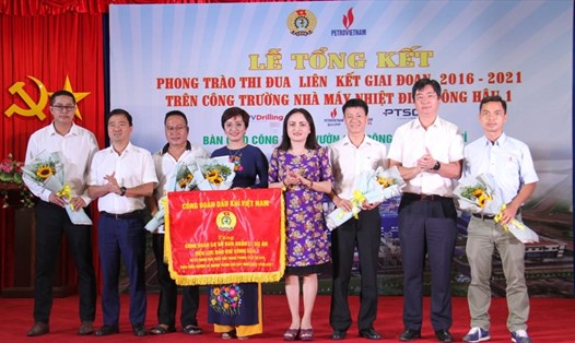 Công đoàn Dầu khí Việt Nam trao tặng cờ thi đua xuất sắc cho Công đoàn Ban quản lý Dự án Sông Hậu 1. Ảnh: CĐN