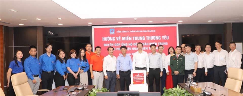 Ban lãnh đạo và cán bộ nhân viên PVEP tham gia quyên góp. Ảnh: CĐN