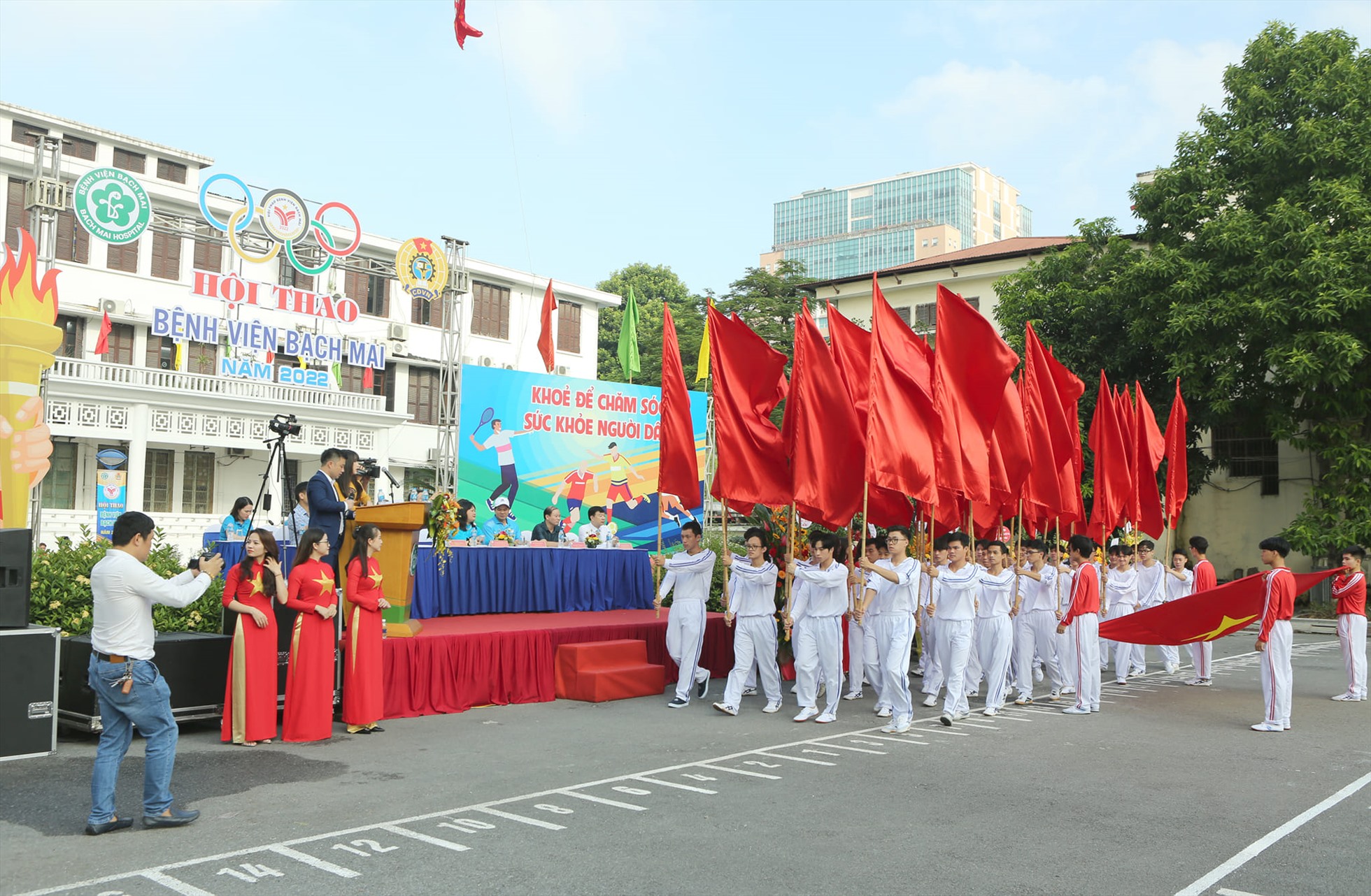 Cán bộ viên chức tham gia Hội thao Bệnh viện Bạch Mai. Ảnh: Thành Dương