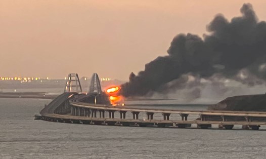 Một xe tải phát nổ trên cầu Crimea gây cháy 7 téc nhiên liệu của một đoàn tàu đi trên tuyến đường sắt của cầu. Ảnh: Reuters