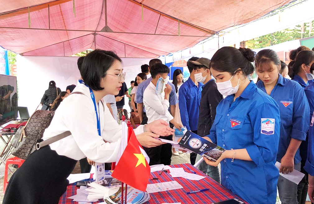 Đơn vị tư vấn du học Nhật Bản đang giới thiệu về các chương trình đào tạo cho học sinh mới tốt nghiệp THPT tại Tuyên Quang.