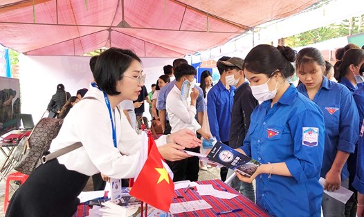 Đơn vị tư vấn du học Nhật Bản đang giới thiệu về các chương trình đào tạo cho học sinh mới tốt nghiệp THPT tại Tuyên Quang.