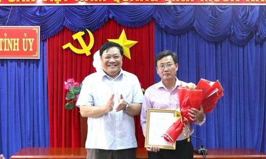 Ông Phạm Thành Ngại, Phó Bí thư Thường trực Tỉnh ủy tặng hoa chúc mừng ông Hồ Văn Chung.