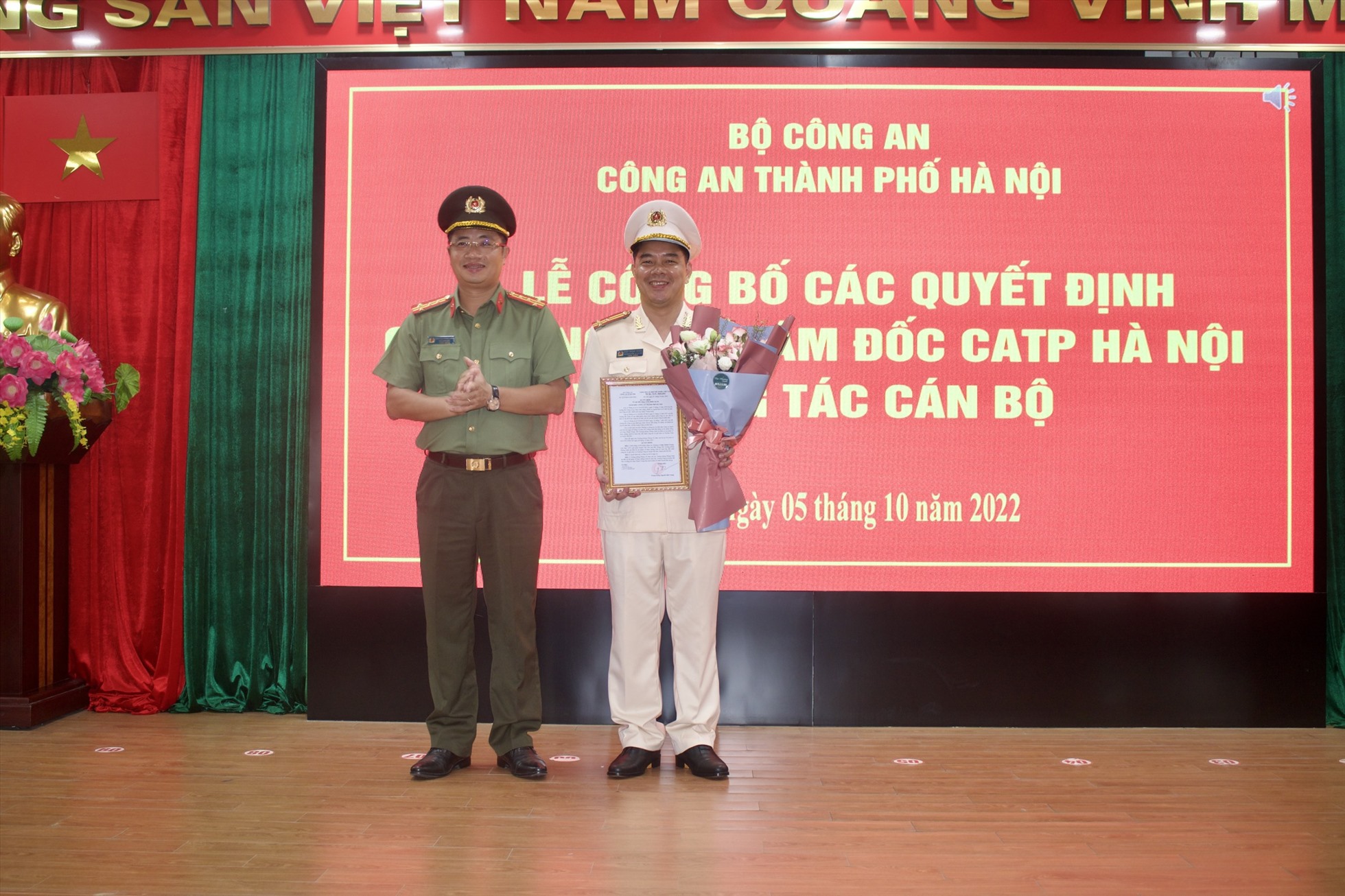 Tân Trưởng Công an huyện Mỹ Đức, Hà Nội (phải) nhận quyết định bổ nhiệm. Ảnh: Y.Hưng
