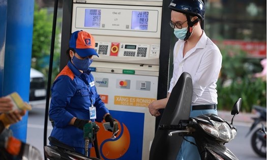 Dự báo giá xăng dầu trong nước sắp tăng mạnh. Ảnh minh họa: Hải Nguyễn