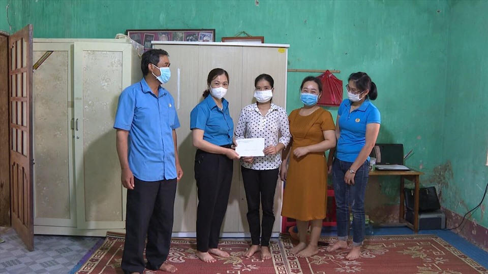 Cán bộ công đoàn tỉnh Lạng Sơn trao hỗ trợ cho đoàn viên khó khăn. Ảnh: CĐLS