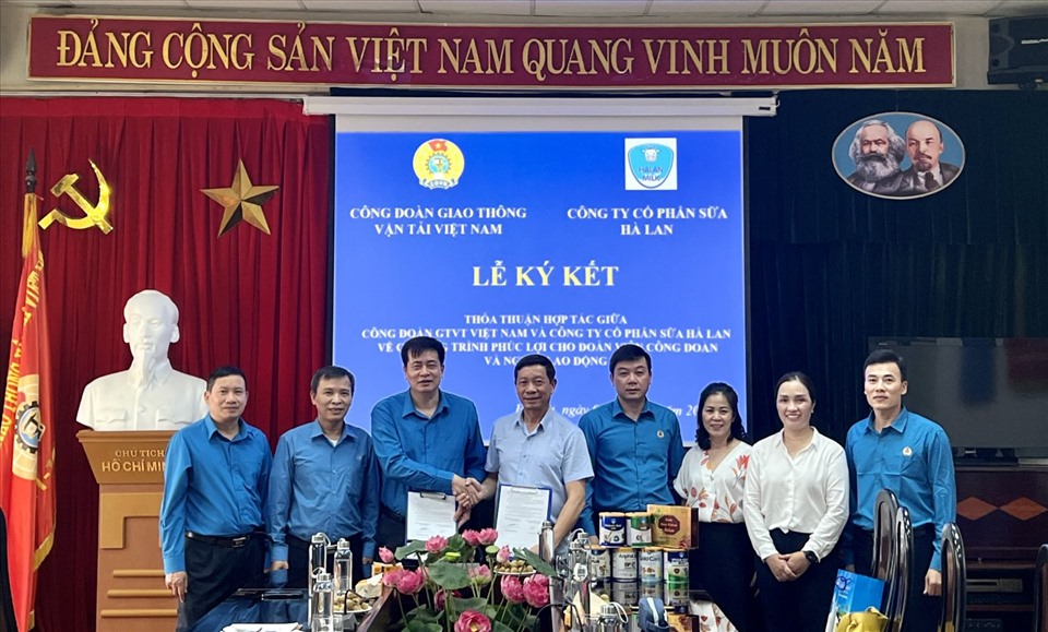 Lãnh đạo Công đoàn Giao thông Vận tải Việt Nam ký chương trình phúc lợi đoàn viên với Công ty cổ phần sữa Hà Lan. Ảnh: CĐGT