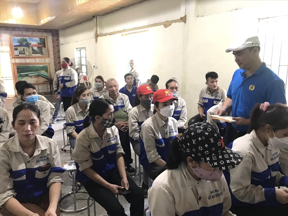 Cán bộ công đoàn tỉnh Tuyên Quang phát tờ rơi tuyên truyền bảo hiểm xã hội cho công nhân. Ảnh: CĐTQ