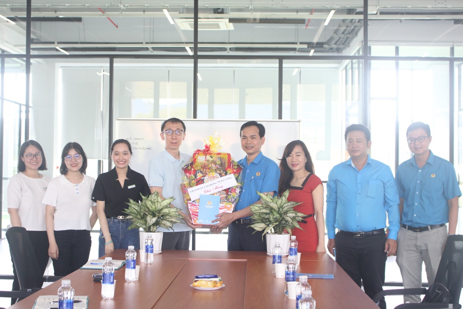 Ông Nguyễn Duy Minh, Chủ tịch LĐLĐ thành phố Đà Nẵng (thứ 4 từ phải) thăm, chúc mừng các doanh nghiệp trên địa bàn nhân ngày 13.10. Ảnh: T.M