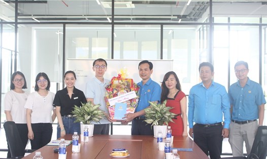 Ông Nguyễn Duy Minh, Chủ tịch LĐLĐ thành phố Đà Nẵng (thứ 4 từ phải) thăm, chúc mừng các doanh nghiệp trên địa bàn nhân ngày 13.10. Ảnh: T.M