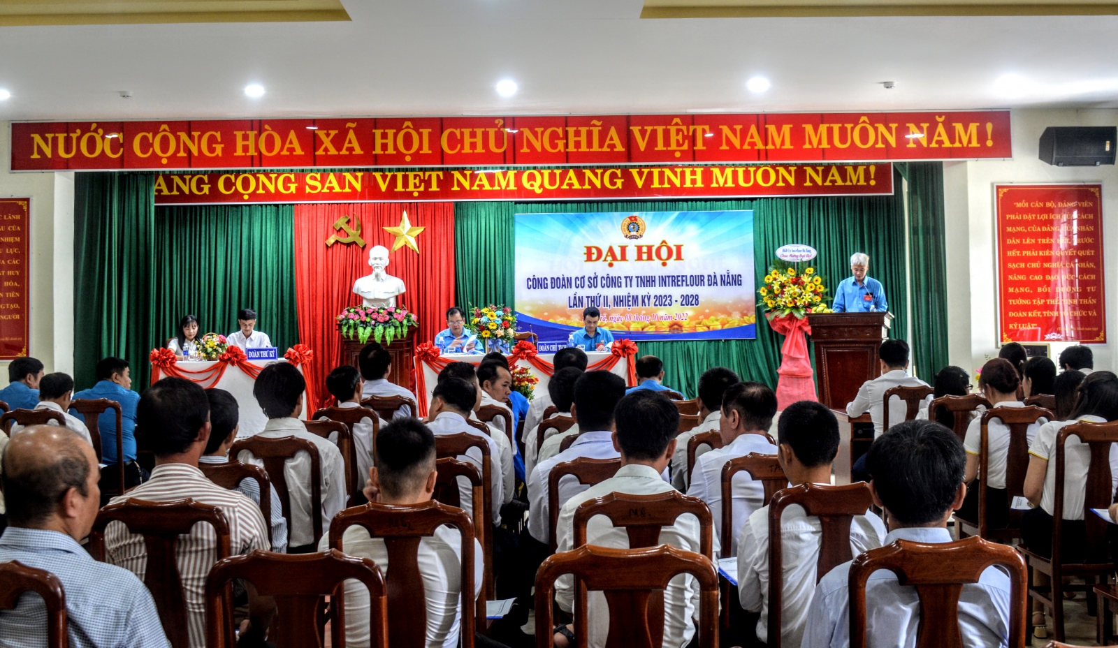 Đơn vị đầu tiên thuộc LĐLĐ quận Sơn Trà, Đà Nẵng tổ chức Đại hội điểm và bầu trực tiếp Chủ tịch Công đoàn cơ sở tại Đại hội. Ảnh: T.M