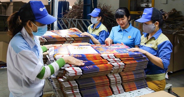 Lãnh đạo Công ty Cổ phần MP PACK luôn nỗ lực để tăng thêm chính sách, phúc lợi cho NLĐ. Ảnh: T.A