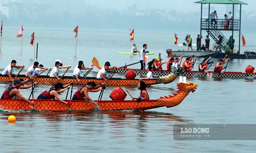 Giải bơi chải thuyền rồng được tổ chức tại Hồ Tây sáng 9.10.