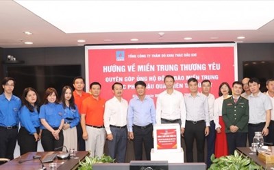 Ban lãnh đạo và cán bộ nhân viên PVEP tham gia quyên góp. Ảnh: CĐN