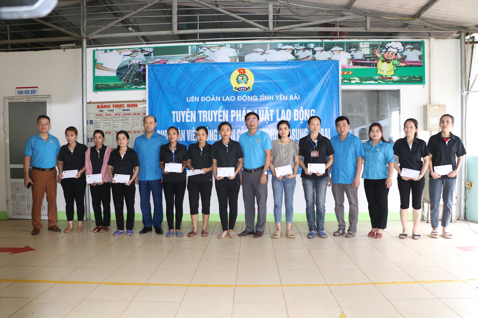 LĐLĐ tỉnh Yên Bái đã cụ thể hoá Chương trình "Ngày thứ bảy cùng dân" thành hoạt động "Ngày thứ bảy cùng công nhân lao động và doanh nghiệp". Ảnh: ĐVCC.