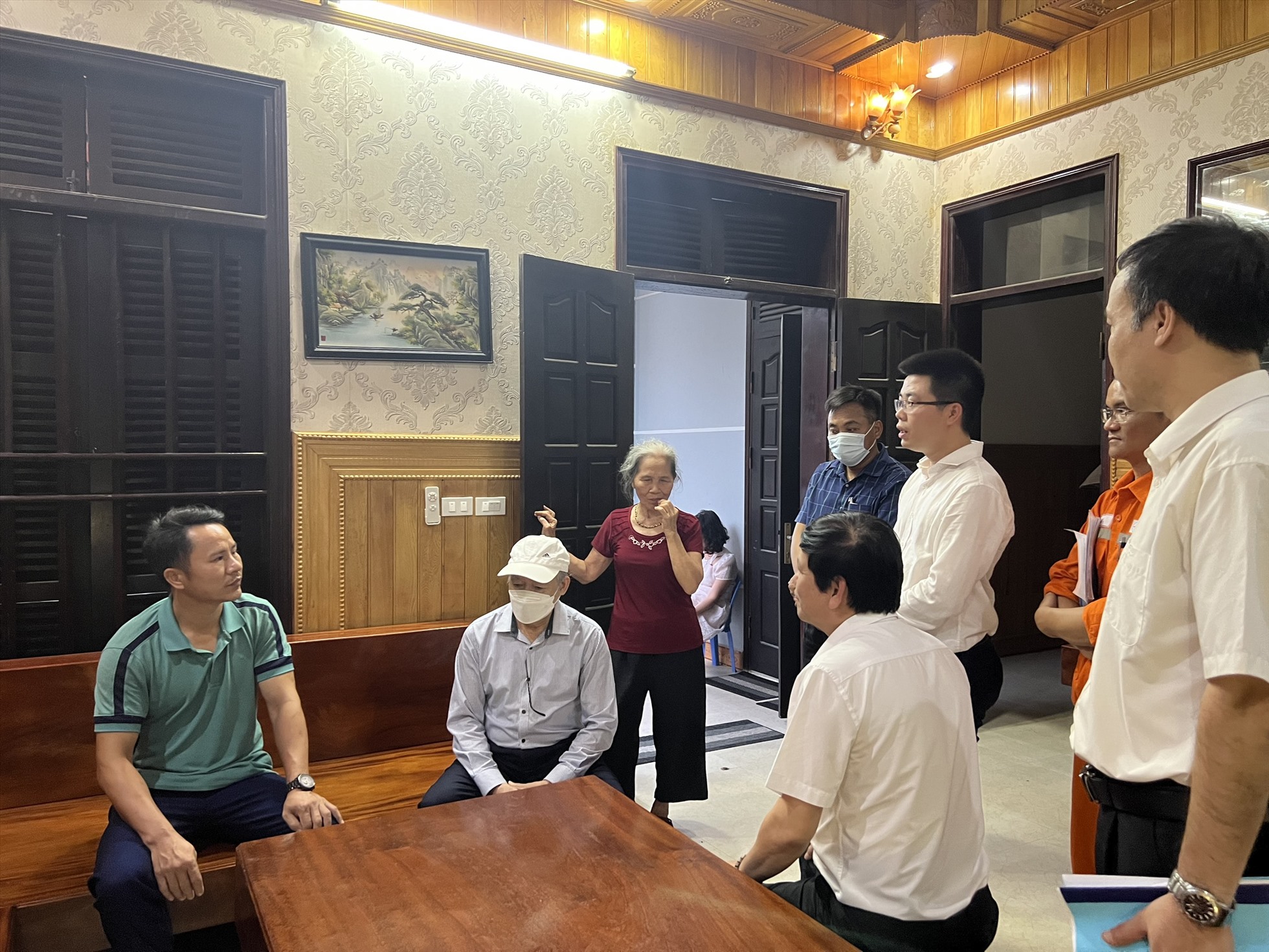 Đại diện Tổng Công ty Điện lực Hà Nội, Công ty Điện lực Đông Anh... làm việc với một chủ trọ trên địa bàn. Ảnh: M.Phương