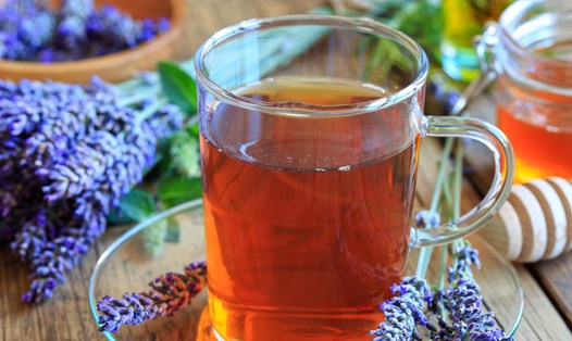 Uống trà hoa oải hương là một trong những cách để cải thiện sức khỏe. Ảnh: Canva