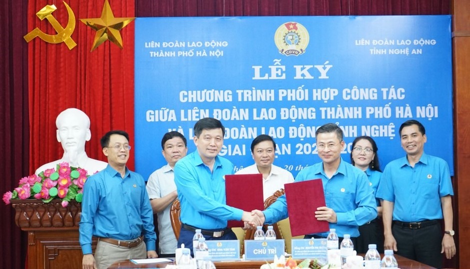 Ký Chương trình phối hợp công tác giai đoạn 2022 – 2027 giữa Liên đoàn Lao động Thành phố Hà Nội và Liên đoàn Lao động tỉnh Nghệ An. Ảnh: CĐTP