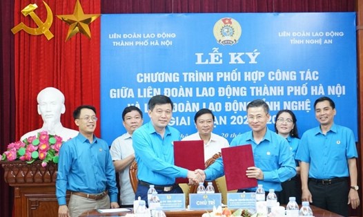 Ký Chương trình phối hợp công tác giai đoạn 2022 – 2027 giữa Liên đoàn Lao động Thành phố Hà Nội và Liên đoàn Lao động tỉnh Nghệ An. Ảnh: CĐTP