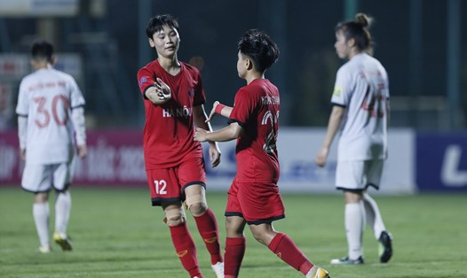 Đội nữ Hà Nội I (áo đỏ) có trận thắng áp đảo Hà Nội II tại vòng 9 giải nữ vô địch quốc gia - Cúp Thái Sơn Bắc 2022. Ảnh: VFF