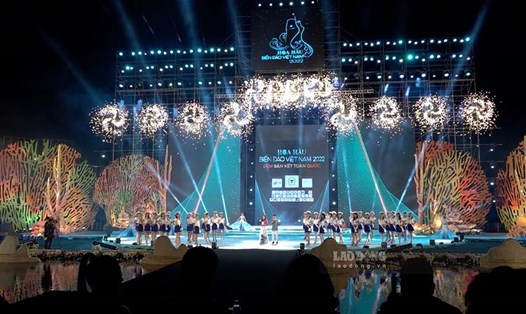 Sân khấu đêm bán kết Hoa hậu Biển Đảo Việt Nam 2022 được trang trí sinh động và đậm chất nghệ thuật.