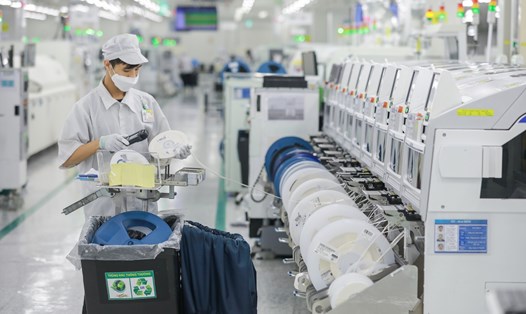 Nhân viên Samsung tại dây chuyền sản xuất bản mạch cho các thiết bị 5G tại Việt Nam. Ảnh: Samsung