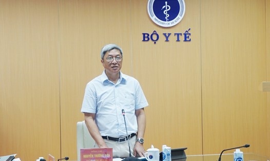 Thứ trưởng Bộ Y tế Nguyễn Trường Sơn chủ trì một cuộc họp về dịch bệnh sốt xuất huyết. Ảnh: BYT