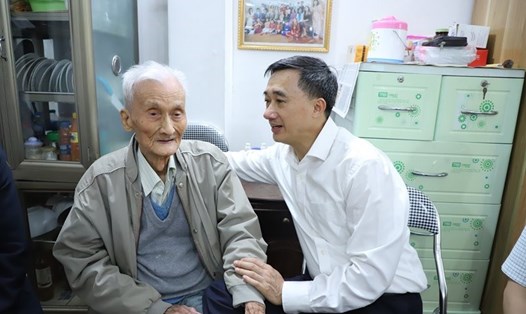 Lãnh đạo Bộ Y tế thăm hỏi thầy Đỗ Doãn Đại - nguyên Giám đốc Bệnh viện Bạch Mai. Ảnh: Bộ Y tế