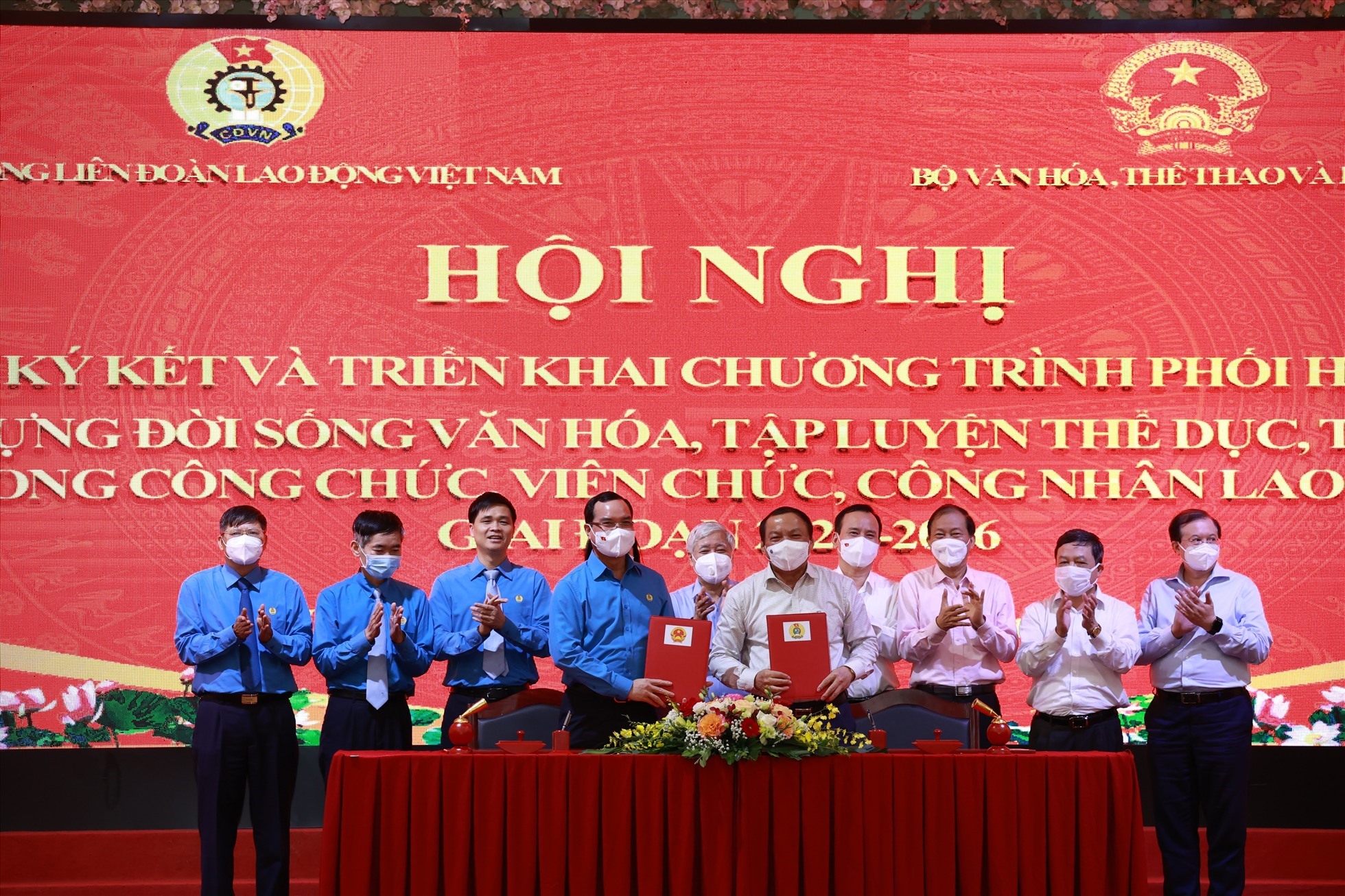 Ký kết và triển khai Chương trình phối hợp xây dựng đời sống văn hóa, luyện tập thể thao trong công chức, viên chức, công nhân lao động giai đoạn 2021 - 2026. Ảnh: Nguyễn Hải