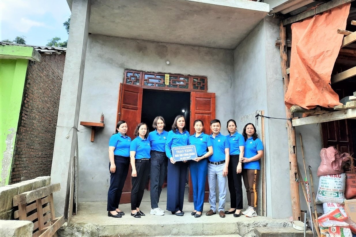 LĐLĐ huyện Hoà An trao hỗ trợ nhà cho gia đình đoàn viên Hoàng Hương Lan. Ảnh: ĐVCC.