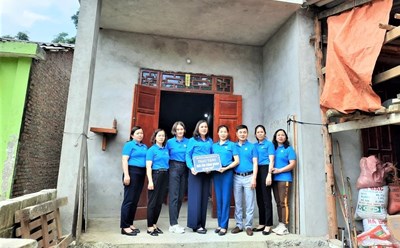 LĐLĐ huyện Hoà An trao hỗ trợ nhà cho gia đình đoàn viên Hoàng Hương Lan. Ảnh: ĐVCC.